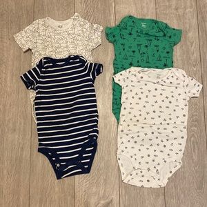 Short sleeve onesie bundle! 3-Carters brand, size 18 mo and 1 H&M brand (12-18m)